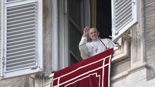 Pope at Angelus: Church hears the cry of marginalized and poor