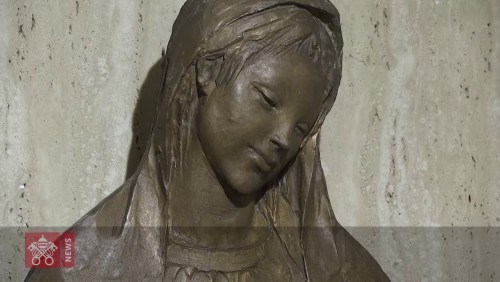 Papa: refugiar-se sob o manto da Mãe de Deus