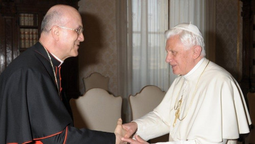 Bertone: adeus a Bento XVI, o homem, o pontífice