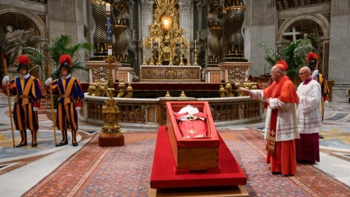 Realizado o rito de fechamento do caixão do Papa Francisco