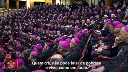 Papa: não se pode falar de pobreza e viver como um faraó