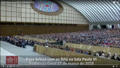 Papa brinca com os fiéis na Audiência Geral