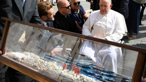 教宗收到烏爾馬全家的聖髑和紀念海難難民的油畫