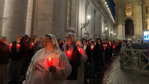 信友們在聖伯多祿廣場誦念玫瑰經，懇求聖母的安慰