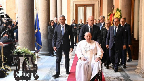 教宗前去意大利參議院，向前總統納波里塔諾的遺體告別